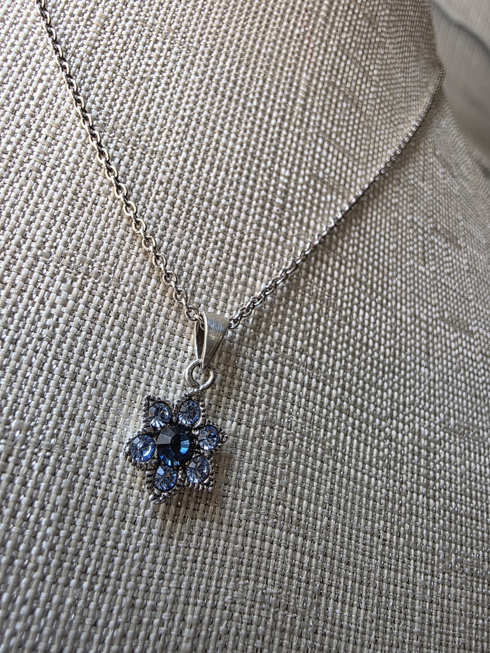 925 delicate, vintage-inspired flower cluster 16" pendant necklace - Picture 9 of 15